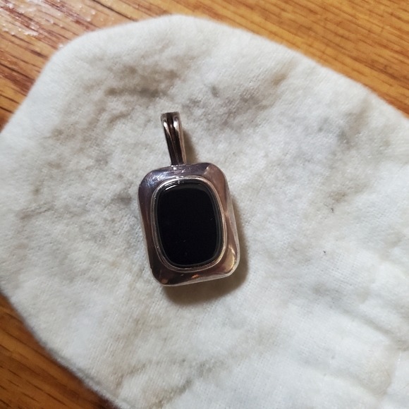 Jewelry - Black onex pendant set in silver